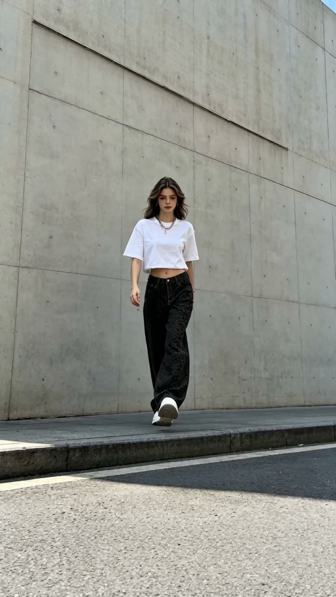 女装牛仔裤 — AI 服饰广告